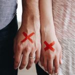 "Rdeče zastave" na začetku razmerja: katerih signalov ne smete prezreti