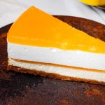 Torto, ki je bila priljubljena že v 70. letih prejšnjega stoletja, spretne hostese še vedno pripravljajo: recept za slavno "Karpatko". torto-ki-je-bila-priljubljena-ze-v-70-letih-prejsnjega.jpg