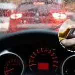 Vozniki množično nasipavajo sol v avtomobile in so navdušeni: razkrit