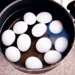 zakaj-vrocih-trdo-kuhanih-jajc-nikoli-ne-smete-dati-v.webp.webp