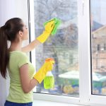 Brisanje oken s časopisi je relikt "sovke": Kako očistiti okna,