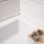 Črna plesen v vogalih izgine v desetih minutah brez jedkih kemikalij crna-plesen-v-vogalih-izgine-v-desetih-minutah-brez-jedkih.png