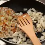 Dobili boste popolnoma ocvrto čebulo: ščepec je dodajte neposredno v