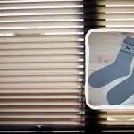 Enostaven način za čiščenje prahu in maščob z žaluzij, ne da bi jih odstranili: potrebujete le staro nogavico Enostaven način za čiščenje prahu in maščob z žaluzij, ne