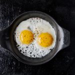 Kaj dodati umešanim jajcem: nutricionisti so poimenovali najbolj zdravo sestavino