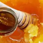 Kako stopiti med v nekaj minutah: preprost trik, ki ga