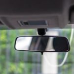 Na vzvratnem ogledalu vašega avtomobila je gumb, za katerega morda