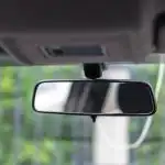 Na vzvratnem ogledalu vašega avtomobila je gumb, za katerega morda