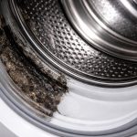Vaš pralni stroj na skrivaj uničuje stvari s črnimi madeži in sivo patino vas-pralni-stroj-na-skrivaj-unicuje-stvari-s-crnimi-madezi.png