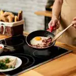 Zakaj pred cvrtjem v ponev vlijemo kis: star kuharski trik