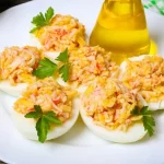 Jajca, polnjena z rakovimi palčkami in sirom: recept za praznični prigrizek jajca-polnjena-z-rakovimi-palckami-in-sirom-recept-za-praznicni.webp.webp