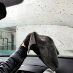 kako-najbolje-ocistiti-steklo-v-notranjosti-avtomobila-preizkusene-dedkove-metode.webp.webp