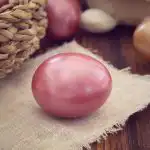 Kako narediti rožnata jajca za veliko noč: biserni učinek, ki