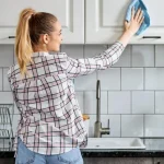 Kako se znebiti mastnih oblog na kuhinjskih omaricah: strokovnjaki so poimenovali preprosta sredstva kako-se-znebiti-mastnih-oblog-na-kuhinjskih-omaricah-strokovnjaki-so.webp.webp