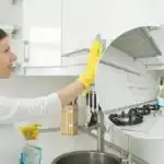 Maščoba na kuhinjskih omaricah se bo odstranila sama od sebe: