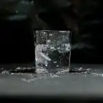 zakaj-piti-vodo-na-prazen-zelodec-kaj-se-zgodi-s.jpg