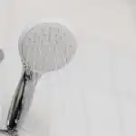 Zakaj se ljudje vse pogosteje odpovedujejo prhanju in ali je